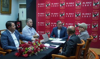 الخطيب يتفق مع شركة الكرة بالأهلي على آلية العمل والملفات الجديدة