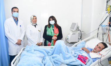 بعد عودته إلى مصر.. وزيرة الهجرة تزور الشاب أحمد حسين بمستشفى دار الشفاء