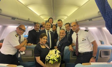 بالورود.. مصر للطيران تستقبل طبيبا أنقذ حياة طفل