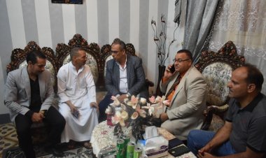 ياسر محمود يزور مدير مدرسة الثانوية بنات للاطمئنان على حالته الصحية