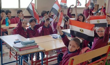 طلاب المدارس يحتفلون بذكرى نصر أكتوبر برفع علم مصر