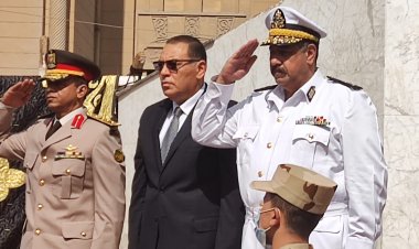 وكيل الوزارة يشارك في وضع إكليل الزهور على النصب التذكاري للجندي المجهول