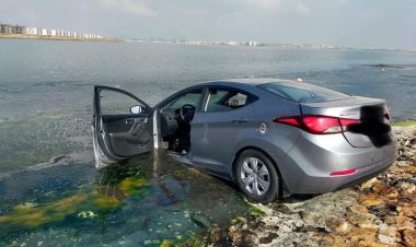 سقوط سيارة بمياه ملاحات بورفؤاد في بورسعيد.. صور