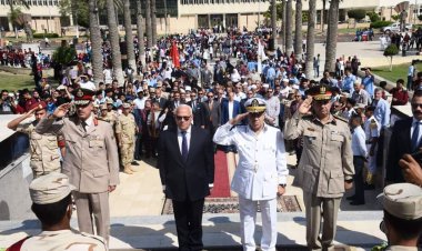 محافظ بورسعيد يضع إكليلا من الزهور على النصب التذكاري احتفالا بنصر أكتوبر