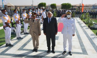 محافظ الوادي الجديد يضع إكليل زهور على النصب التذكاري للشهداء