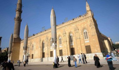 سيدة تحاول  الانتحار بقطع شرايين يدها داخل مسجد الحسين بمنطقة الجمالية