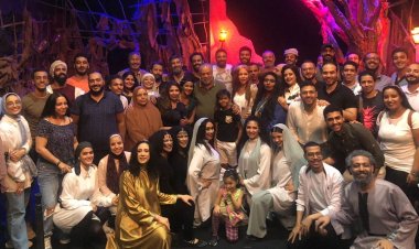 صور| أشرف زكي يشاهد «التغريبة».. وعادل عبده يمد العرض لموسم جديد