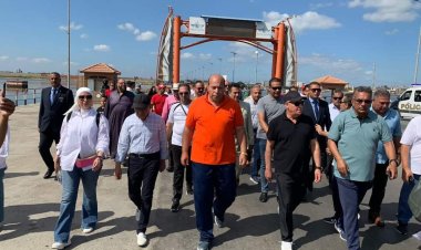 محافظ بورسعيد يشارك بماراثون المشي بين ضفتي القناة احتفالا بانتصارات أكتوبر