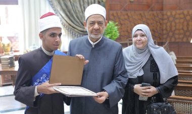 شيخ الأزهر يكرم أوائل الشهادة الثانوية الأزهرية ويلتقط صورا تذكارية معهم