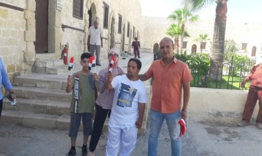 آثار الإسكندرية تهدي زائري قلعة قايتباي «علم مصر» احتفالا بذكرى نصر أكتوبر