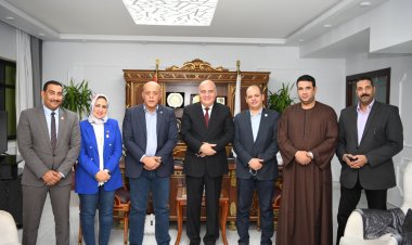 محافظ قنا يستقبل وفدا من مجلسي النواب والشيوخ لتقديم التهنئة بانتصارات أكتوبر 