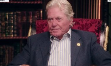 حسين فهمي يسترجع ذكرياته: فقدنا 2 من العمال أثناء تصوير «الرصاصة لاتزال في جيبي» بسبب الألغام