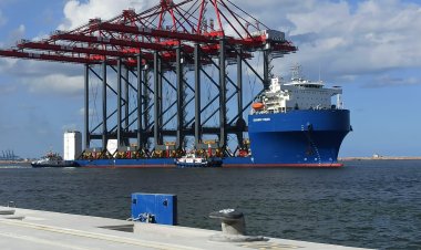 ميناء الإسكندرية يستقبل سفينة شحن ضخمة تحمل معدات لمحطة تحيا مصر