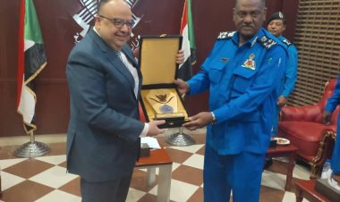 وزير الداخلية السوداني يستقبل السفير المصري لدى السودان