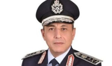 القائد الإنسان.. وزير الطيران يوجه بتقديم الدعم لأحد العاملين احُترق منزله