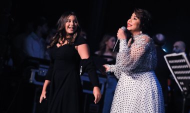 شيرين عبد الوهاب تشعل حفلها بجامعة مصر بحضور والدتها وابنتيها