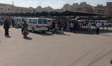 محافظ الشرقية يتابع انتظام سير الحركة بمواقف سيارات الأجرة