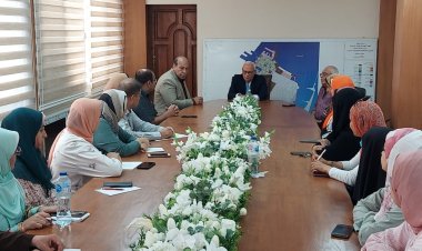 محافظ بورسعيد يلتقي العاملين بمجلس مدينة بورفؤاد