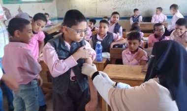 حملة التأمين الصحي بسوهاج تواصل تطعيم طلاب معهد علي بن أبي طالب النموذجي