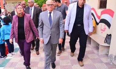 محافظ بورسعيد يشهد طابور الصباح بمدرسة يوسف عاشور الابتدائية