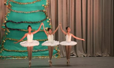 مسرح تشايكوفسكي كامل العدد داخل المركز الثقافي الروسي