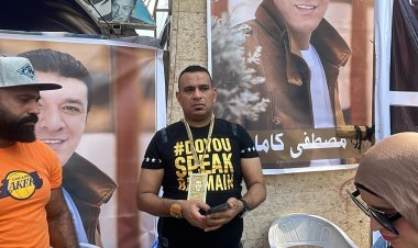 أنتخابات الموسيقيين.. محمود الليثي بسلسلة جنزير وسبيكة ذهب كبيرة  تحمل اسمه.. صور