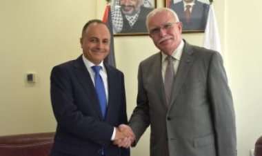 وزير خارجية فلسطين يتسلم نسخة من أوراق اعتماد سفير مصر لدى رام الله