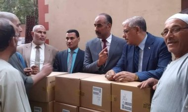 مدير تعليم المنوفية  يتابع تسليم التابلت في الإدارات التعليمية