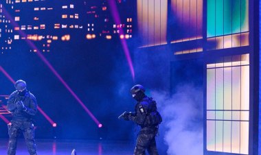 سيف بن زايد يشهد عرض آيسنار  «رجل في الوسط»  ويزور المعرض