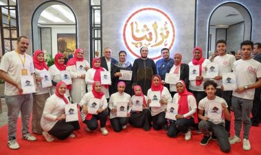 نيفين جامع تكرم أصحاب المشروعات من ذوي الهمم المشاركين في معرض تراثنا