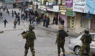 إصابة عشرات الفلسطينيين بالاختناق في مواجهات مع قوات الاحتلال شمال الخليل