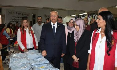 رئيس جامعة بنها يفتتح معرض ملابس خيري لطلاب كلية الطب البيطري