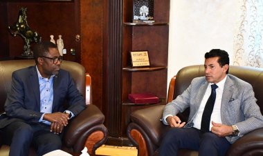 وزير الرياضة يبحث عدد من الموضوعات مع الاتحاد الإفريقي لكرة القدم