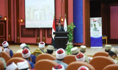 وكيل الأزهر وقائد الدفاع الشعبي يتبادلان الدروع