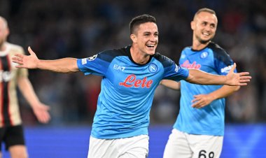 نابولي يلحق بالمتأهلين لدور الـ16 من دوري الأبطال برباعية في أياكس