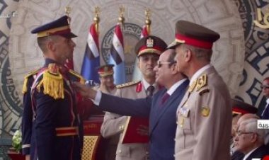 الرئيس السيسي يقلد أوائل خريجي الكليات والمعاهد العسكرية «نوط الواجب»