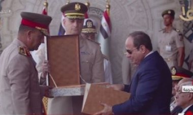 مدير الأكاديمية العسكرية المصرية يهدي نسخة من «كتاب الله» إلى الرئيس السيسي