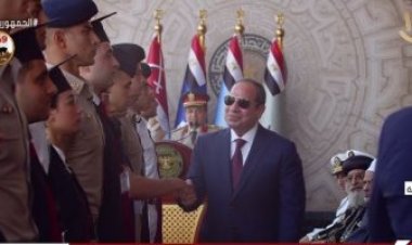 الرئيس يصافح أوائل الكليات العسكرية والجامعات المصرية المختلفة