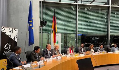 السفير المصري في برلين يطرح في البوندستاج أولويات الرئاسة المصرية بمؤتمر COP27