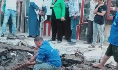 كسر ماسورة مياه أثناء رصف شارع رئيسي في المنوفية