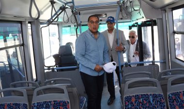 رئيس الوزراء يتفقد نقطة تجمع الأتوبيسات الكهربائية المشاركة في حركة التنقلات خلال مؤتمر المناخ