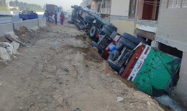 انقلاب سيارة نقل بطريق «بنها- كفر شكر»