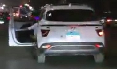 «على طريقة سائق طريق السويس المتهور».. شابان يفتحان باب سيارتهما بشوارع مصر الجديدة