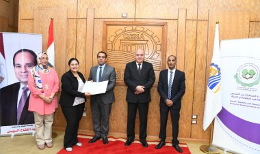 محافظ قنا يسلم 53 عقد عمل للفتيات الأولى بالرعاية 