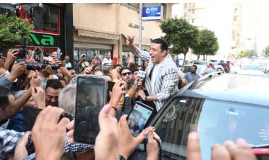 استقبال مصطفى كامل بالورود في أول مؤتمر له بنقابة الموسيقيين