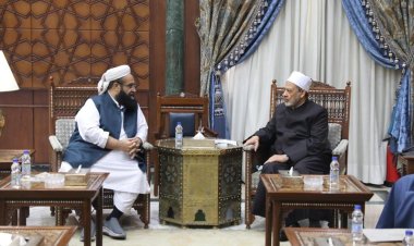 رئيس وزراء باكستان يدعو شيخ الأزهر إلى زيارة بلاده