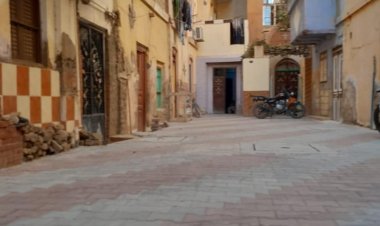 عامر عوض يتابع استكمال أعمال تركيب بلاط الانترلوك بشارع الجيارين بطهطا