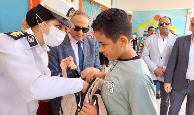 توزيع الشنط والعصا البيضاء على طلاب مدارس النور بكفر الشيخ.. صور