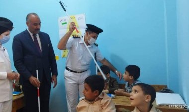 مدير تعليم المنوفية يشارك طلاب مدرسة النور للمكفوفين فرحتهم باستلامهم العصا البيضاء