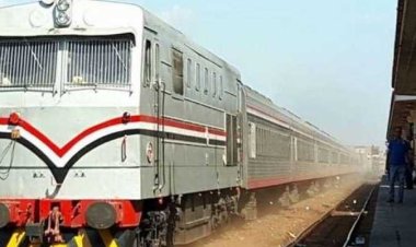 مجهولون يلقون الحجارة على قطار بسوهاج.. وإصابة صراف تذاكر بزيف داخلي